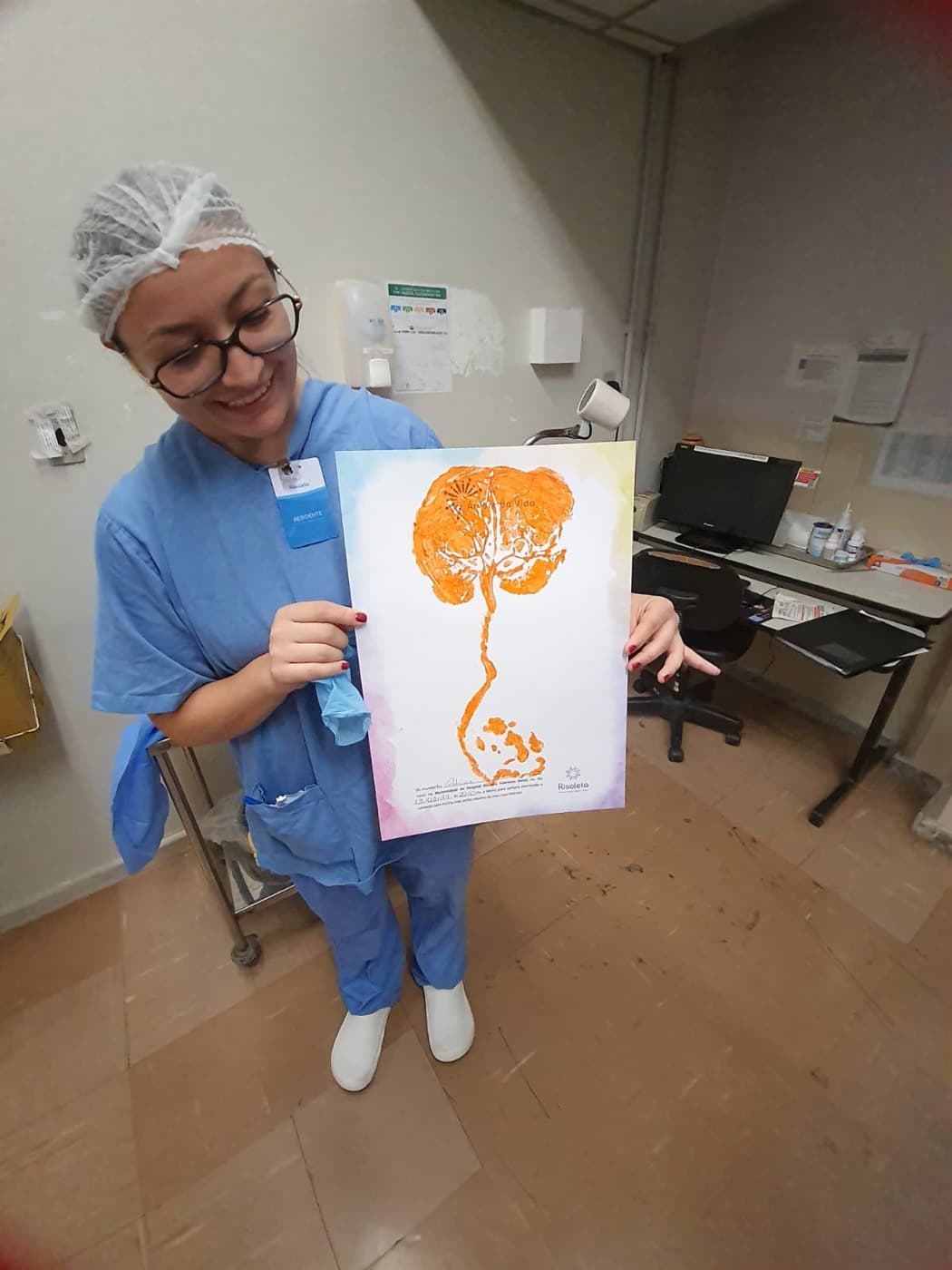 Chayene Rocha segurando uma arte feita com a impressão de uma placenta