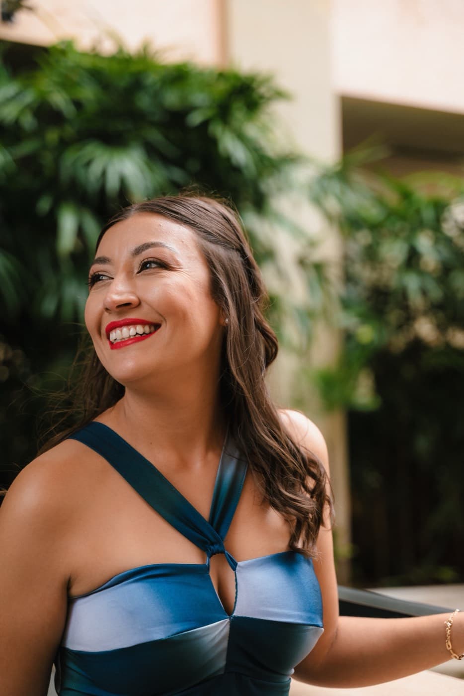 Chayene Rocha, enfermeira obstétrica, sorrindo ao ar livre